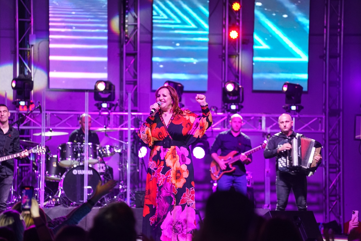 Snežana Djurišić, Ana Bekuta, Vesna Zmijanac i Mladen Cvetanović, koncert Compass Arena Chicago 2022. Foto Sasa Lukic Srpska Televizija USA