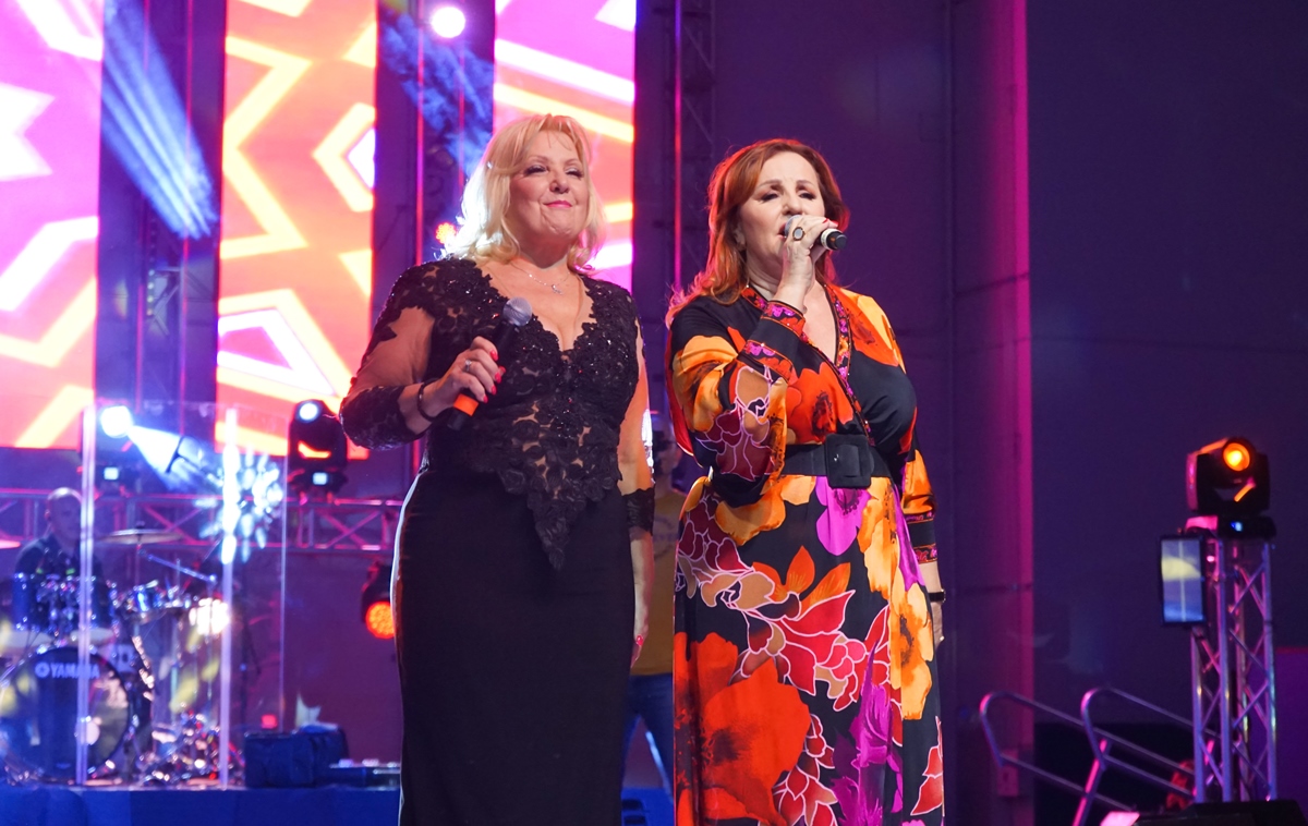 Snežana Djurišić, Ana Bekuta, Vesna Zmijanac i Mladen Cvetanović, koncert Compass Arena Chicago 2022. Foto Sasa Lukic Srpska Televizija USA